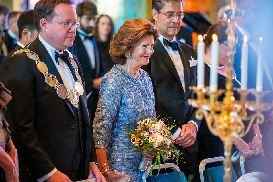 Drottningen under prisceremonin tillsammans med Olle Burell och pristagaren Andrea Rinaldo.