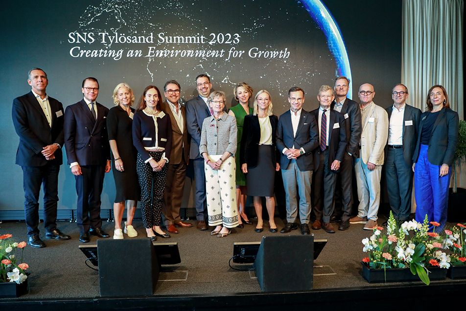 Prins Daniel tillsammans med statsminister Ulf Kristersson och andra medverkande vid Tylösandskonferensen. 