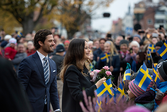 Prins Carl Philip och Prinsessan Sofia vid stadshuset i Säffle. 