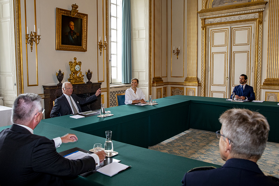 Kungen, Kronprinsessan och Prins Carl Philip under mötet med Försvarsberedningens ordförande Hans Wallmark. 