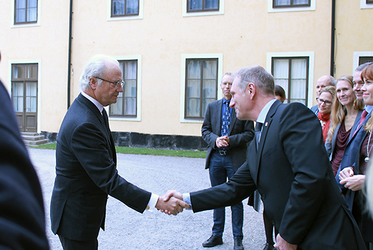 Kungen välkomnas av WWFs generalsekreterare Håkan Wirtén vid Ulriksdals slott. 
