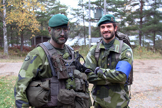 Bataljonschefen överstelöjtnant Fredrik Herlitz och Prins Carl Philip.