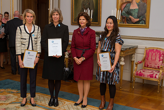 Drottningen tillsammans med årets forskare Anna-Karin Ivert, Traci Flynn och Lill Hultman.