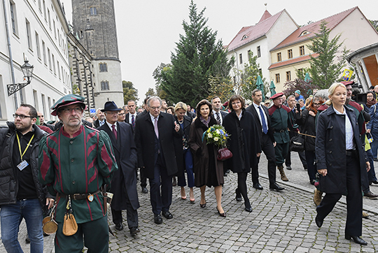 Kungaparet promenerar genom Wittenberg, guidade av Sachsen-Anhalts regeringschef Reiner Haseloff.
