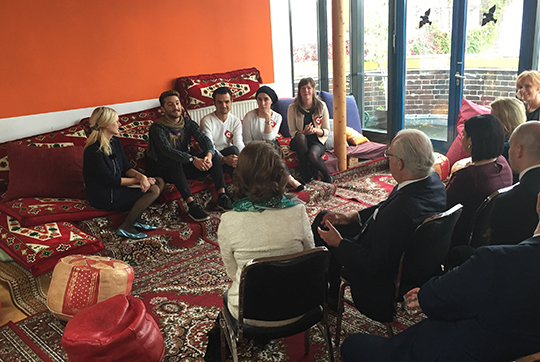 Annamaria Olsson, Mohamad Kamal Akil, Wael Alafandi, Rama al Ghamian och Lucy Thomas berättar om arbetet med integrationsinitiativet ”Give Something Back To Berlin”. 