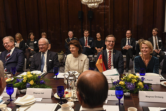 Kungaparet inledde statsbesökets tredje dag med att delta i ett möte med den svenska näringslivsdelegationen. Vid mötet närvarade också ambassadör Lars Danielsson samt statsråden Mikael Damberg och Åsa Regnér.