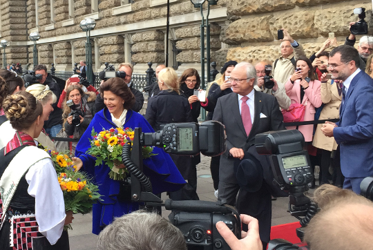 Kungaparet anländer till Hamburgs rådhus på statsbesökets andra dag. 