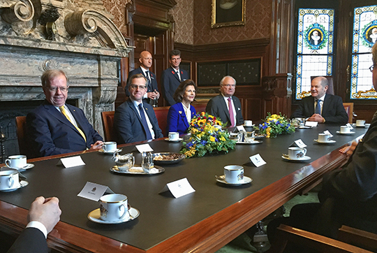 Samtal i rådhuset med ambassadör Lars Danielsson, närings- och innovationsminister Mikael Damberg, Kungaparet och förste borgmästaren Olaf Scholz. 