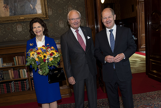 Kungaparet i rådhuset tillsammans med förste borgmästare Olaf Scholz.