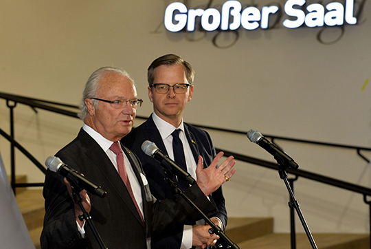 Kungen tillsammans med närings- och innovationsminister Mikael Damberg vid presskonferensen i Elbphilharmonie. 