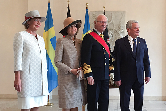 Kungaparet välkomnas av Tysklands förbundspresident Joachim Gauck med fru Daniela Schadt på Schloss Bellevue.