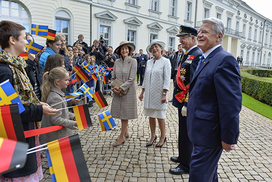 Kungaparet möter tyska och svenska skolbarn utanför Schloss Bellevue. 