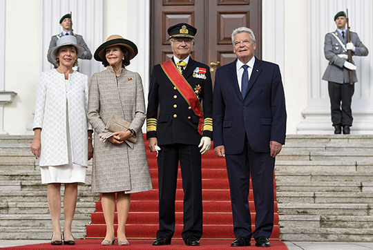 Kungaparet och Tysklands förbundspresident Joachim Gauck med fru Daniela Schadt utanför Schloss Bellevue.