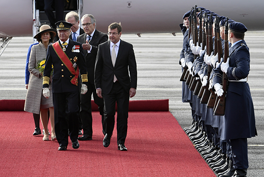 Kungaparet vid välkomstceremonin på Tegels flygplats tillsammans med förbundspresidentens stabschef David Gill.
