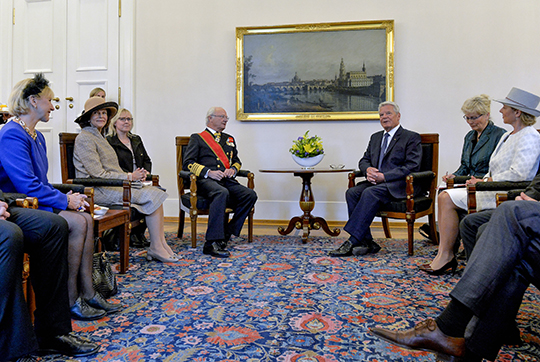 Kungaparet i samtal med presidentparet och utrikesminister Margot Wallström.