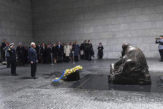 Kungen vid monumentet Neue Wache där kransnedläggningsceremonin hölls. På central plats i rummet finns Käthe Kollwitz skulptur "Mor med död son". 
