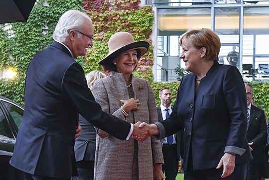 Förbundskansler Angela Merkel tar emot Kungaparet vid sitt kansli. 