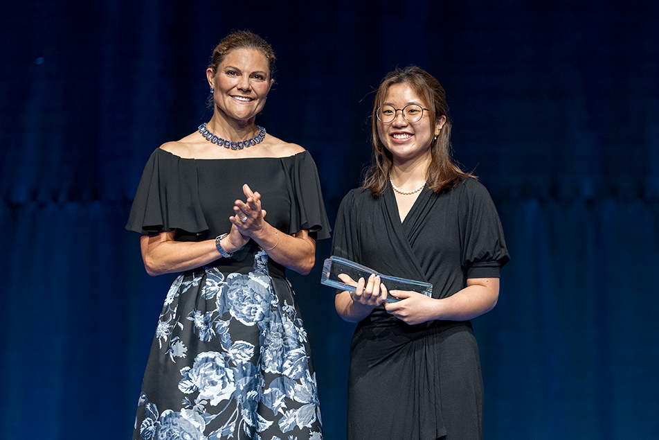 Kronprinsessan tillsammans med årets vinnare av Stockholm Junior Water Prize, Naomi Park.