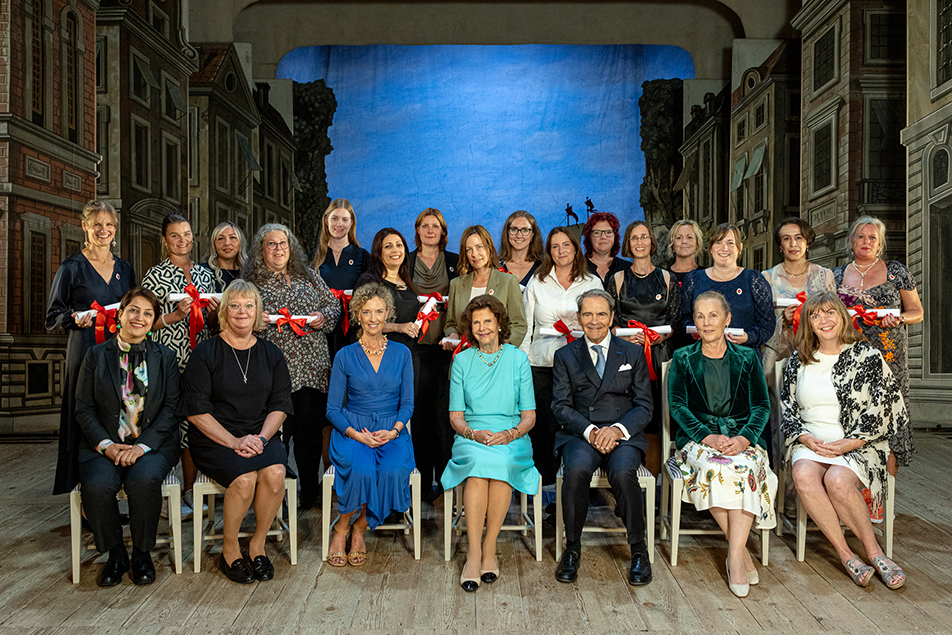 Drottningen tillsammans med stipendiater och representanter för Silviahemmet och Karolinska institutet.