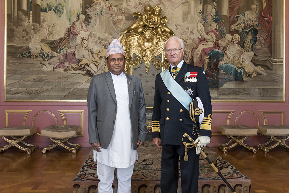 Kungen tillsammans med Nepals ambassadör Ram Swarth Ray. 
