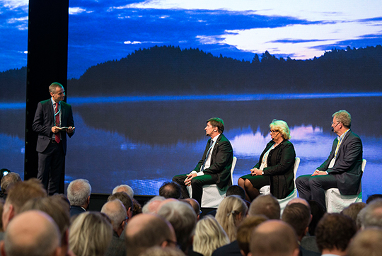 Johan Kuylenstierna, Lars Idermark, Lena Ek och Jeremy Leggett under samtalen om branschens möjlighet att bygga värde på ett hållbart sätt. 
