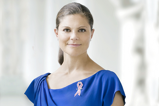 Kronprinsessan är beskyddare av Cancerfondens Rosa Bandet-kampanj 2016. 