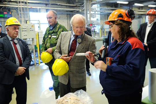 Kungen och landsbygdsminister Sven-Erik Bucht får se exempel på produkter som redan idag tillverkas av skogsråvara såsom textilier, biogas och lignosulfonat, som används vid betongframställning.