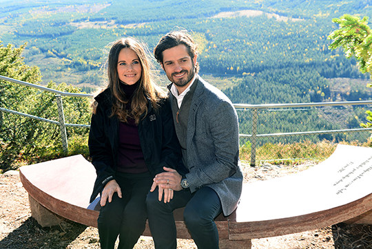 Prins Carl Philip och Prinsessan Sofia på den stenbänk som de fick i bröllopsgåva av Dalarnas län.