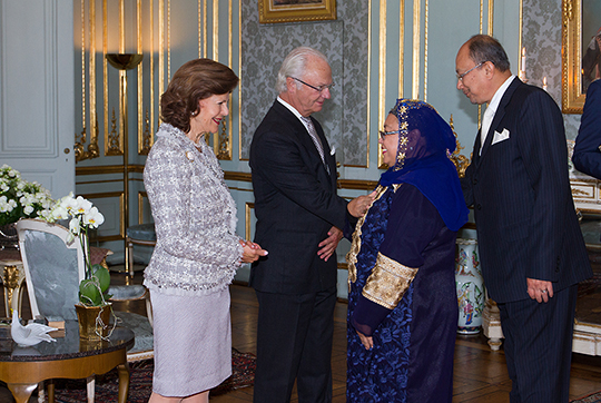 Malaysias ambassadör Norlin Othman och Zakaria Bin Idris välkomnas av Kungaparet. 