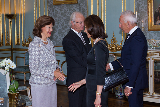 Amerikas förenta staters ambassadör Azita Raji och Gary Syman välkomnas i Prinsessan Sibyllas våning.