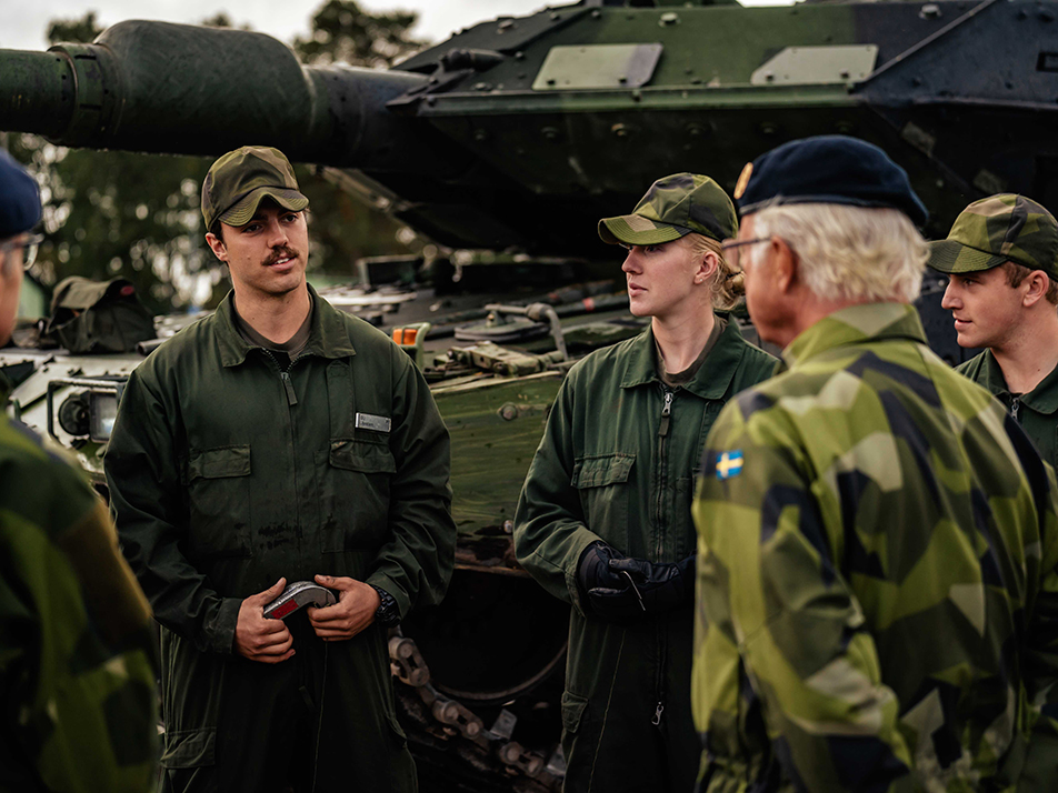 Kungen i samtal med värnpliktiga vid regementet som genomgår stridsvagns- samt skyddsvaktsutbildning.