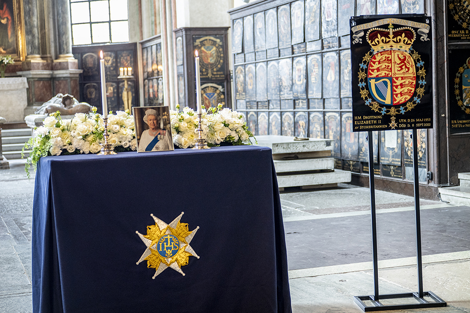 Drottning Elizabeth II:s serafimersköld placerad i Riddarholmskyrkans kor.