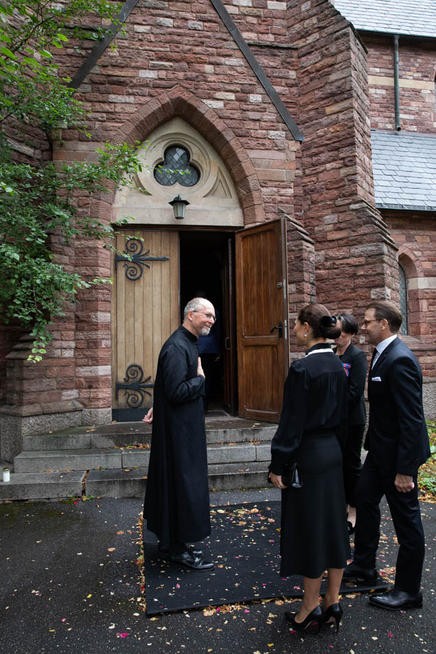 Nicholas Howe, chaplain i församlingen, tar emot Kronprinsessparet och Storbritanniens ambassadör utanför Engelska kyrkan i Stockholm.