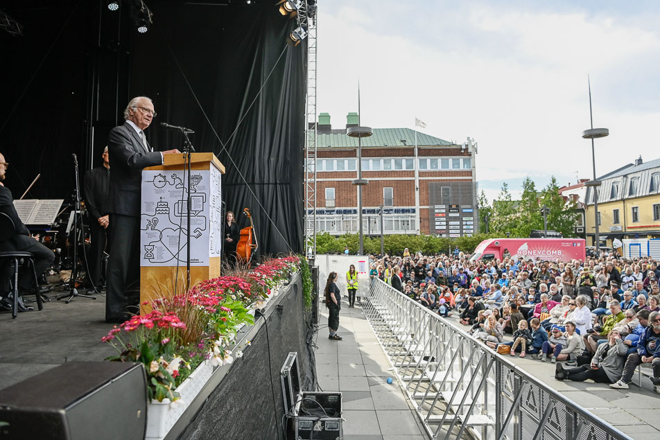 Kungen talar på Rådhustorget i Umeå.