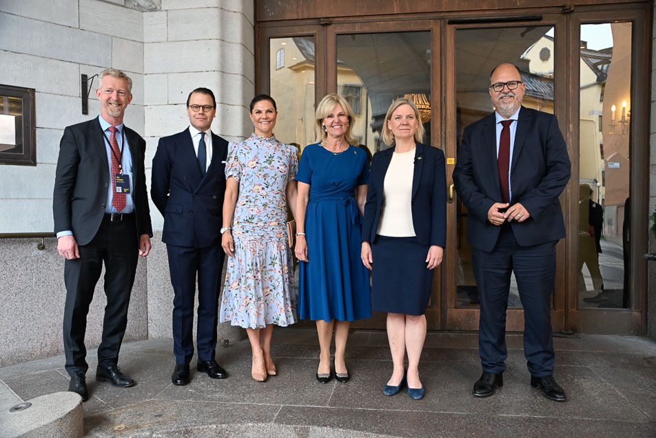 Kronprinsessparet tillsammans med Jan Larsson, vd Business Sweden, utrikeshandelsminister Anna Hallberg, statsminister Magdalena Andersson och näringsminister Karl-Petter Thorwaldsson.