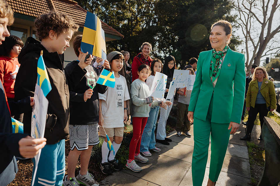 Kronprinsessparet välkomnades av skolbarn i Palo Alto. 
