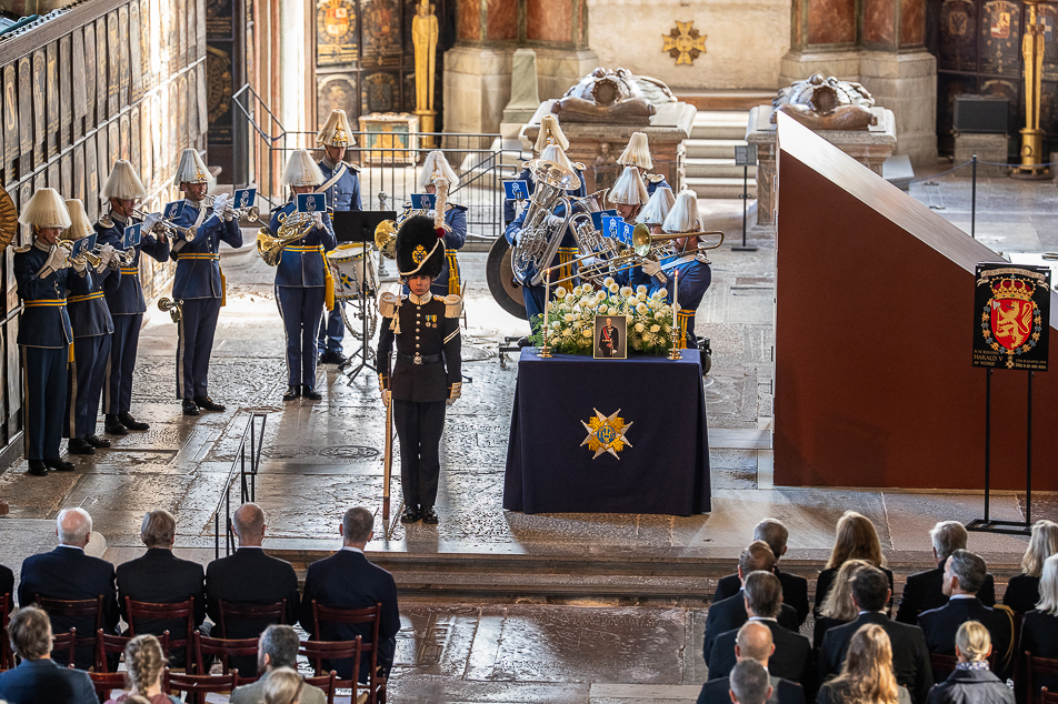 Skölden placerad i kyrkans kor. 