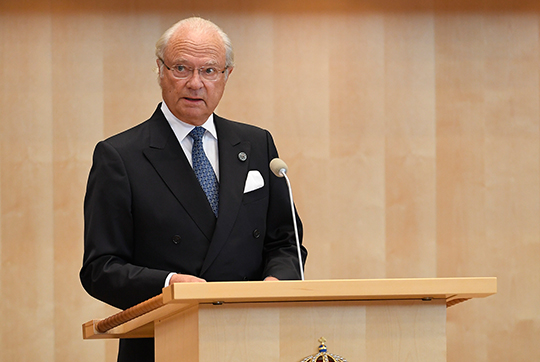 Kungen talar vid ceremonin i Riksdagshuset. 