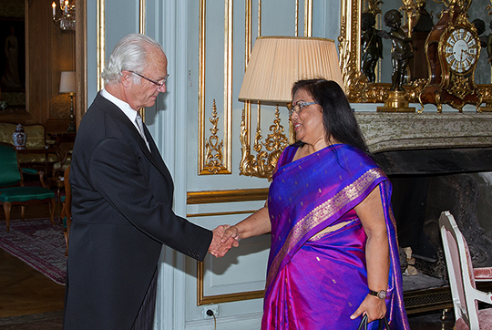 Kungen och Indiens ambassadör Banashri Bose Harrison i Prinsessan Sibyllas våning.