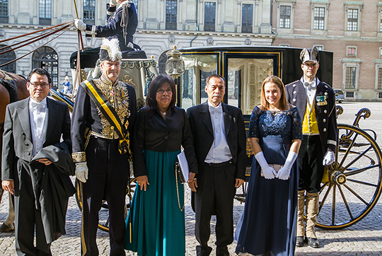 Nicaraguas ambassadör Veronica Rojas Berrios anländer till Kungliga slottet tillsammans med UD:s introduktör Bengt Lundborg och följe.