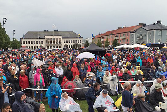 Tusentals hade samlats på Borgholms torg för att fira.