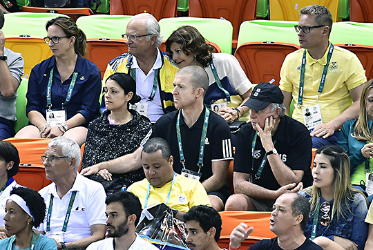 Kungaparet vid herrarnas sista handbollsmatch i gruppspelet mot Brasilien under måndagen. 