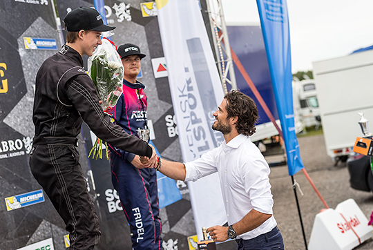 Prinsen gratulerar Jesper Sjöberg som vann klassen Rotax Max, till höger syns Rasmus Fridell som kom 3:a i samma klass. 