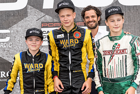 Prinsen tillsammans med vinnarna i Prins Carl Philips Racing Pokal i klassen KF Junior: Gabriel Nord (2:a), Alfred Nilsson (1:a) och Daniel Andersson (3:a).