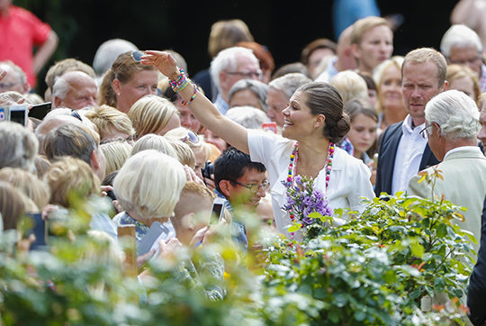 Kronprinsessan bland gratulanterna vid Sollidens slott. 