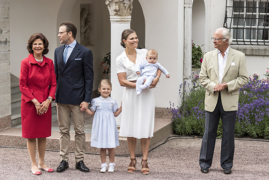 Kronprinsessan gratulerades av besökarna vid Sollidens slott och Kungen anförde traditionsenligt ett fyrfaldigt leve.