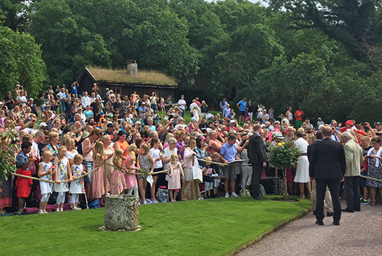 Ett rekordstort antal gratulanter – cirka 4 500 personer – hade samlats utanför Sollidens slott för att uppvakta Kronprinsessan Victoria.
