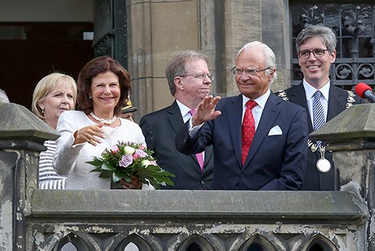 Kungaparet vid välkomstceremonin på Rådhustorget, Aachen. 