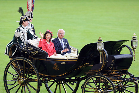 Kungaparet anländer till invigningsceremonin i en av Hovstallets vagnar.