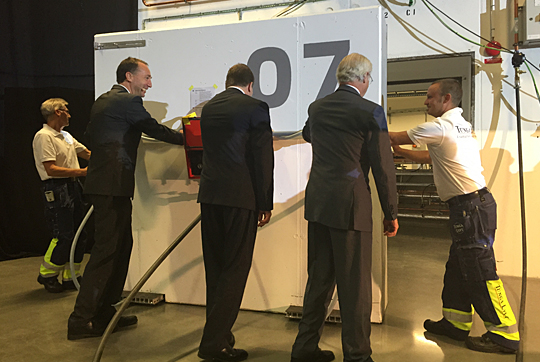 Kungen och statsminister Stefan Löfven inviger MAX IV-laboratoriet genom att stänga port 07. 